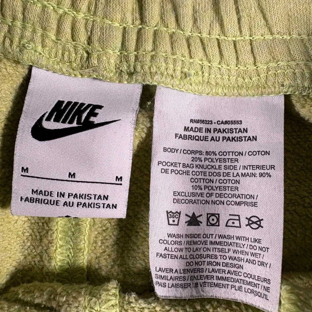 Nike Sportswear Shorts Mens Medium Lime Green DD7043-730 Fleece Grind Logo